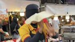 10 Gaya Nyentrik Pedagang Makanan Ini Sukses Pikat Pembeli