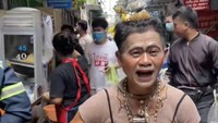 Menjajakan berbagai menu khas Thailand ada cara unik yang dilakukan oleh kedai makan yang satu ini. Pelayan yang bertugas mengantar makanan mengenakan pakaian tradisional dan riasan yang tebal. Foto: TikTok/bangkokfoodie