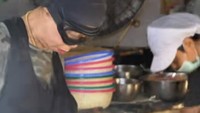 Masuk dalam daftar Michelin Bib Gourmand, seorang pemilik kedai tampil unik dengan kaca matanya. Ia sengaja menggunakannya untuk menghalau kepulan asap masuk ke mata saat memasak. Foto: TikTok/bangkokfoodie