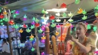 Baru-baru ini seorang penjual seafood mendadak viral. Bukan hanya karena masker wajah yang dikenakan, melainkan hiasan berbentuk penis membuat pelanggannya penasaran untuk mendekat. Foto: TikTok/bangkokfoodie