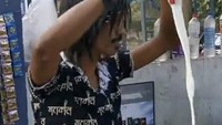Selain pedagang Thailand, ada juga pedagang India yang tampil nyentrik. Saking menariknya ia sampai didatangi oleh Bill Gates. Foto: TikTok/bangkokfoodie