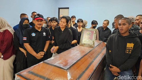 Pj Bupati Klungkung I Nyoman Jendrika (pakai topi) saat menjenguk jenazah mahasiswa STIP di Jakarta.
