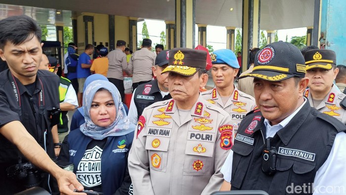 Pj Gubernur Sulsel Bahtiar Baharuddin dan Kapolda Sulsel Irjen Andi Rian Ryacudu Djajadi mengunjungi korban banjir di Belopa, Luwu.