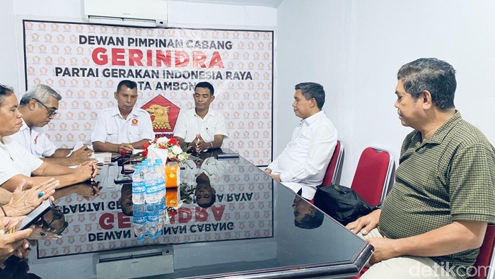 Pj Wali Kota Ambon Bodewin Wattimena saat mendaftar di Partai Gerindara. Muhammad Jaya Barends/detikcom