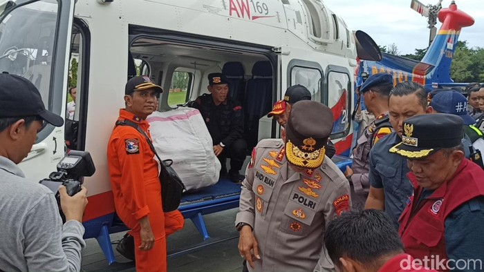 Polda Sulsel Kerahkan helikopter untuk membawa bantuan ke warga terisolir di Luwu.