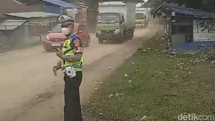 Polisi mengatur lalu lintas di Jalur Kappang.
