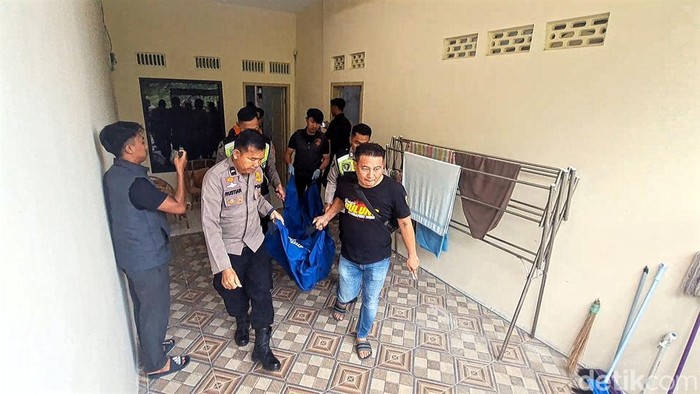 Polisi mengevakuasi mayat pria bersimbah darah di Sukabumi