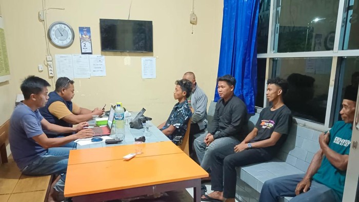 Polisi saat memeriksa sejumlah saksi atas tewasnya AA dalam insiden tersebut.
