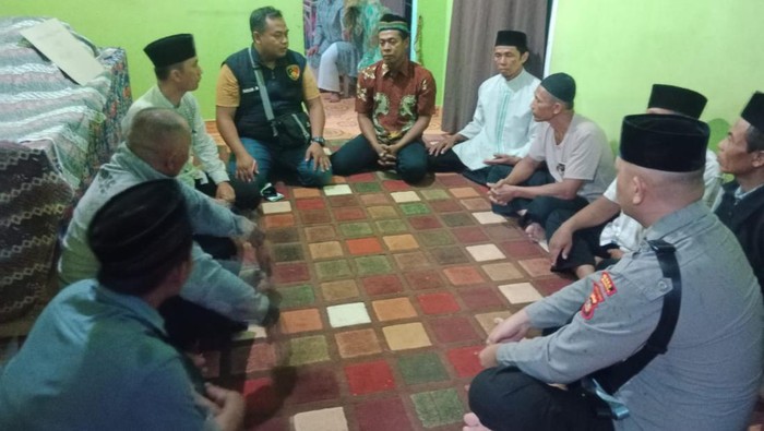 Polisi saat mendatangi kediaman AA (14) yang tewas karena terjepit bodi truk saat melepaskan dongkrak.