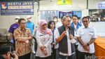 Potret Mendag Zulhas Tinjau Rumah Potong Hewan di Jaktim