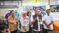 Berdasarkan pantauan detikcom, Sabtu (4/5/2024) Zulhas datang pukul 07.00 WIB. Ia mengecek pemotongan ayam hingga pengemasan.