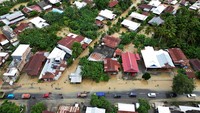 Foto udara suasana permukiman yang terdampak banjir di Kecamatan Pitu Riawa, Kabupaten Sidenreng Rappang (Sidrap), Sulawesi Selatan, Sabtu (4/5/2024). 
