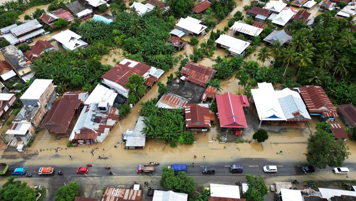 Foto udara suasana permukiman yang terdampak banjir di Kecamatan Pitu Riawa, Kabupaten Sidenreng Rappang (Sidrap), Sulawesi Selatan, Sabtu (4/5/2024). Berdasarkan data sementara dari Badan Penanggulangan Bencana Daerah (BPBD) Kabupaten Sidrap, sebanyak 497 rumah dari tiga kecamatan yakni Putu Riawa, Tanru Tedong, dan Putu Riase terdampak banjir bandang akibat intensitas hujan yang tinggi sehingga menyebabkan meluapnya air dari beberapa sungai. ANTARA FOTO/Hasrul Said/YU/wpa.