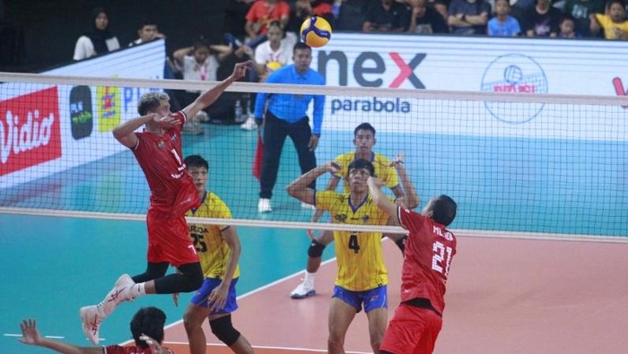 Kudus Sukun Badak (merah) saat melawan Garuda Jaya di GOR Jatidiri Semarang.
