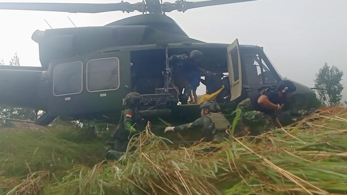 Proses evakusi korban penembakan OPM dari Intan Jaya ke Timika, Papua.