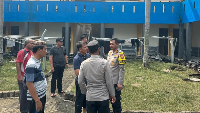 Proses pendingin usai pemadaman kebakaran di SMA Negeri 3 Kayu Agung.