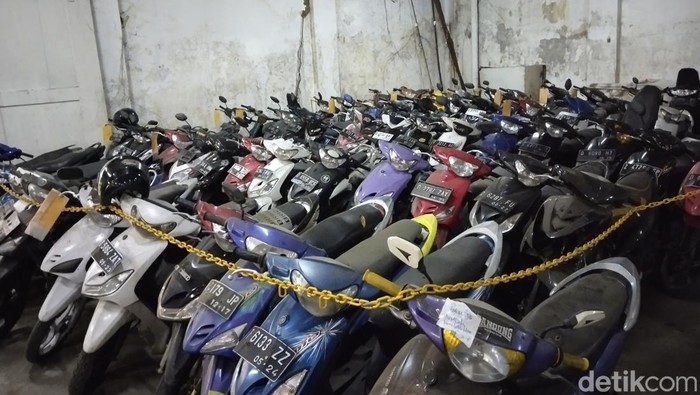 Ratusan motor di Polrestabes Bandung yang sudah 2 tahun tak kunjung diambil kembali oleh pemiliknya.