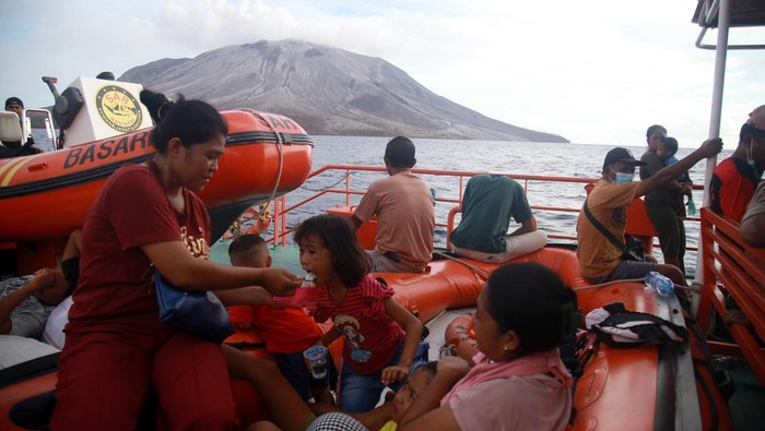 Ribuan Warga Terdampak Erupsi Gunung Ruang Dievakuasi Anggota Basarnas mengevakuasi warga yang sakit naik ke atas KN SAR Bima Sena untuk mengungsi ke Minahasa Utara di Tagulandang, Kabupaten Kepulauan Sitaro, Sulawesi Utara, Sabtu (4/5/2024). Badan Nasional Penanggulangan Nasional (BNPB) mengatakan warga yang diungsikan dari Pulau Tagulandang tersebut mencapai 6.125 jiwa yang dievakuasi melalui jalur laut ke beberapa daerah yakni Siau, Likupang, Bitung dan Manado.ANTARA FOTO/Andri Saputra/YU