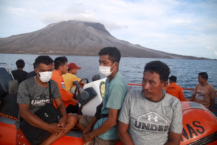 Anggota Basarnas mengevakuasi warga yang sakit naik ke atas KN SAR Bima Sena untuk mengungsi ke Minahasa Utara di Tagulandang, Kabupaten Kepulauan Sitaro, Sulawesi Utara, Sabtu (4/5/2024). Badan Nasional Penanggulangan Nasional (BNPB) mengatakan warga yang diungsikan dari Pulau Tagulandang tersebut mencapai 6.125 jiwa yang dievakuasi melalui jalur laut ke beberapa daerah yakni Siau, Likupang, Bitung dan Manado.ANTARA FOTO/Andri Saputra/YU
