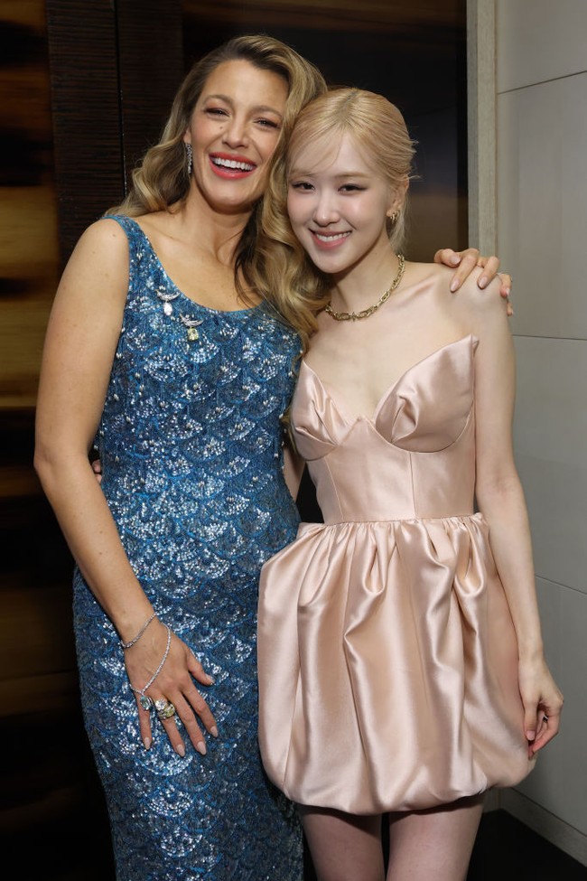 Penyanyi dengan nama lengkap Roseanne Park ini menyempatkan foto bersama sejumlah selebriti yang juga hadir, salah satunya aktris Blake Lively. Foto: Getty Images for Tiffany & Co./Mike Coppola