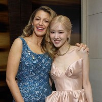 Penyanyi dengan nama lengkap Roseanne Park ini menyempatkan foto bersama sejumlah selebriti yang juga hadir, salah satunya aktris Blake Lively. Foto: Getty Images for Tiffany & Co./Mike Coppola