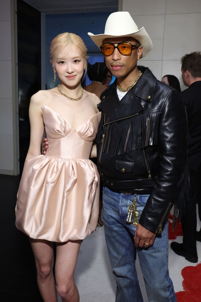 Rose juga pose bersama bintang di acara tersebut, Pharrell Williams. Ini merupakan debut kolaborasi Pharrell bersama brand perhiasan mewah asal AS tersebut. Terinspirasi dari air, nama koleksinya, Titan, terinspirasi dari Poseidon, penguasa laut, Raja Atlantis. Foto: Getty Images for Tiffany & Co./Mike Coppola