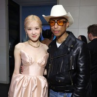 Rose juga pose bersama bintang di acara tersebut, Pharrell Williams. Ini merupakan debut kolaborasi Pharrell bersama brand perhiasan mewah asal AS tersebut. Terinspirasi dari air, nama koleksinya, Titan, terinspirasi dari Poseidon, penguasa laut, Raja Atlantis. Foto: Getty Images for Tiffany & Co./Mike Coppola