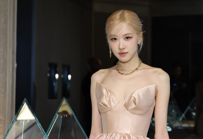 Wanita 27 tahun ini melengkapi penampilan dengan satu set perhiasan dari koleksi Tiffany Titans, mulai dari anting bertatahkan berlian, kalung rantai dan cincin terbuat dari kombinasi titanium, emas serta berlian.  Foto: Getty Images for Tiffany & Co./Mike Coppola