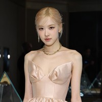 Wanita 27 tahun ini melengkapi penampilan dengan satu set perhiasan dari koleksi Tiffany Titans, mulai dari anting bertatahkan berlian, kalung rantai dan cincin terbuat dari kombinasi titanium, emas serta berlian.  Foto: Getty Images for Tiffany & Co./Mike Coppola