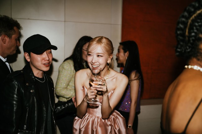 Peluncuran Tiffany Titans by Pharrell Williams digelar di toko flagship Tiffany & Co. di Landmark, New York City, AS. Sejumlah selebriti hadir memberi dukungan untuk penyanyi sekaligus desainer itu, termasuk Rose BLACKPINK. Foto: Getty Images for Tiffany & Co./Mike Coppola