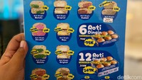 Terdiri atas 14 varian rasa. Kamu bisa membelinya per buah ataupun per paket dengan harga yang lebih murah. Paketnya ada yang isi 6 dan 12 roti. Foto: detikFood/Yenny Mustika Sari