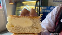 Roti dingin ini cocok untuk dijadikan oleh-oleh, karena masa simpannya yang bisa tahan hingga berbulan-bulan. Tetap enak jika didiamkan lama pada suhu ruang, hanya saja krimnya sudah meleleh. Foto: detikFood/Yenny Mustika Sari