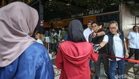 Usai menggelar konferensi pers Ketum PAN tersebut turut membagikan kaos kepada para pegawai dan pengunjung.