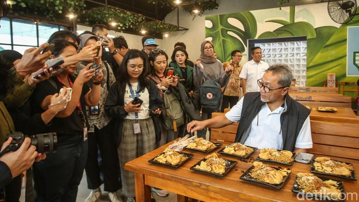 Ketua Umum PAN Zulkifli Hasan (Zulhas) mengunjungi tempat makan Mie Gacoan, Sunter, Jakarta Utara, Sabtu (4/5/2024).