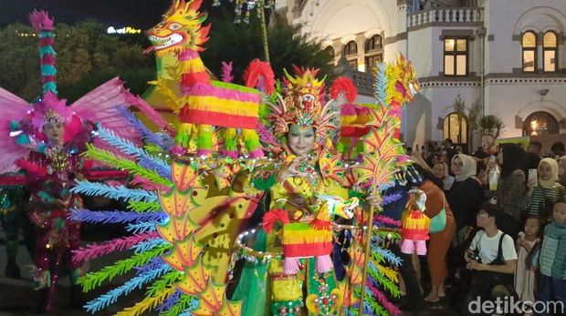 Defile di Semarang Night Carnival