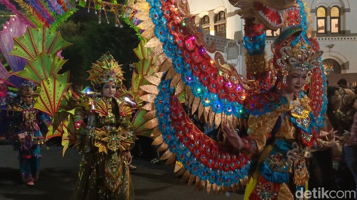 Defile di Semarang Night Carnival