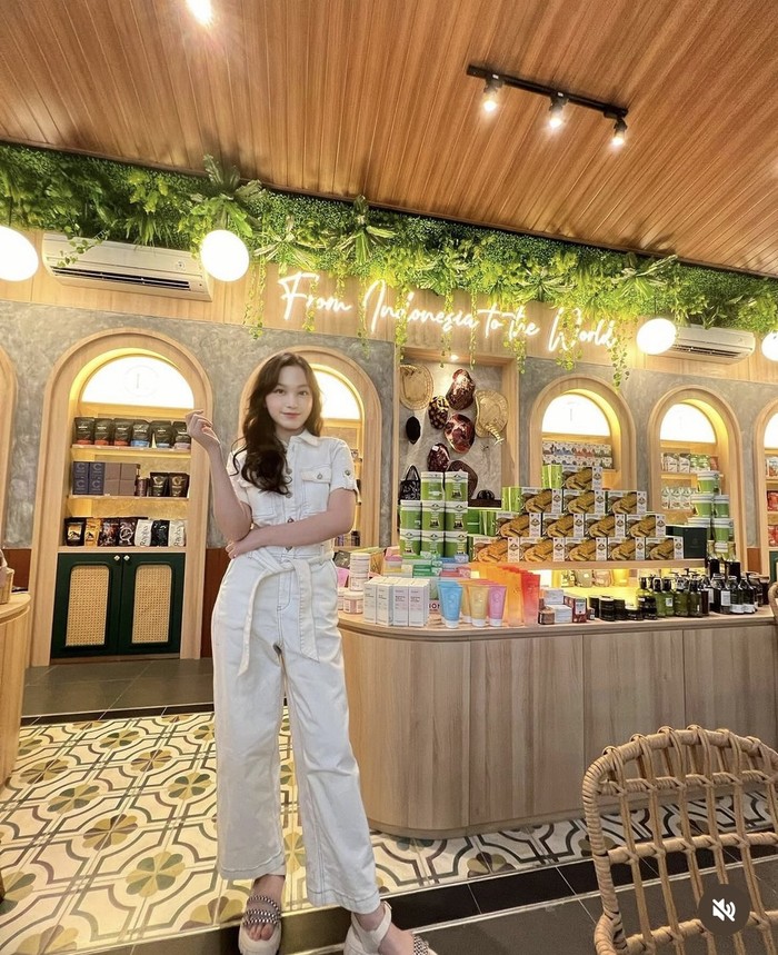 Serunya Kulineran Sherry Jolieca, Teman Dekat Kris Hatta
