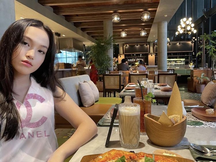 Serunya Kulineran Sherry Jolieca, Teman Dekat Kris Hatta