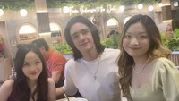 Terekam lagi momen ketika pemain film Bangku Kosong : Ujian Terakhir itu makan di restoran bersama rekan artisnya yang lain. Foto: Instagram @sherry_jolieca