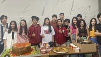 Kali ini Sherry merayakan ulang tahun teman artisnya, Cantika Putri. Ia disuguhkan bakso jumbo berbentuk love, rice bowl, hingga nasi kebuli.  Foto: Instagram @sherry_jolieca