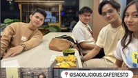 Sambil melakukan promosi film Bad Boy, wanita yang berperan sebagai Naya itu pun sempat makan bersama aktor lainnya di Sagolicious Cafe Resto. Foto: Instagram @sherry_jolieca