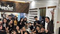 Seru! Kali ini artis kelahiran Bogor itu menghabiskan malam minggunya dengan makan bersama teman-teman. Mereka makan di restoran Pappa Jack. Foto: Instagram @sherry_jolieca