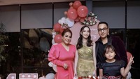 Tanggal 19 Juli tahun lalu, Sherry merayakan ulang tahunnya yang ke 17. Begini momen ketika ia merayakan bersama keluarga dengan kue red velvet. Foto: Instagram @sherry_jolieca
