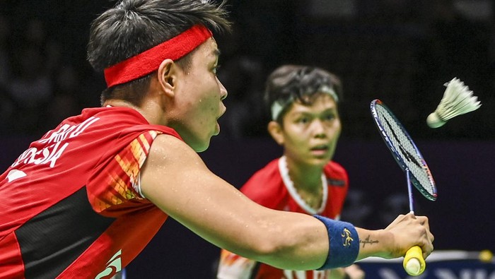 Pebulu tangkis ganda putri Indonesia Apriyani Rahayu (kiri) dan Siti Fadia Silva Ramadhanti (kanan) mengembalikan kok ke arah ganda putri Korea Selatan Baek Ha Na dan Lee So Hee dalam semifinal Piala Uber 2024 di Chengdu Hi Tech Zone Sports Center Gymnasium, Chengdu, China, Sabtu (4/5/2024). Apri/Fadia kalah 6-21, 18-21 dan tim Indonesia imbang 1-1 atas Korea Selatan. ANTARA FOTO/Galih Pradipta/wpa.