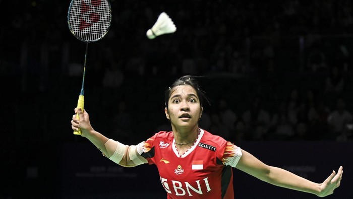 Pebulu tangkis tunggal putri Indonesia Ester Nurumi Tri Wardoyo mengembalikan kok ke arah pebulu tangkis Korea Selatan Kim Ga Ram dalam semifinal Piala Uber 2024 di Chengdu Hi Tech Zone Sports Center Gymnasium, Chengdu, China, Sabtu (4/5/2024).  Ester menang 20-22, 21-16, 21-12 dan tim Indonesia sementara unggul 2-1 atas Korea Selatan. ANTARA FOTO/Galih Pradipta/wpa.