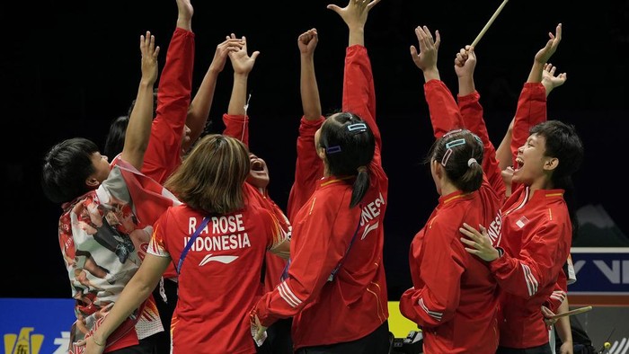 Indonesian team members pose for photos on court after Team Indonesia take a 3-2 win over Team South Korea in the semi-final of the Uber Cup Finals held in Chengdu in southwestern China's Sichuan Province, Saturday, May 4, 2024. (AP Photo/Ng Han Guan)