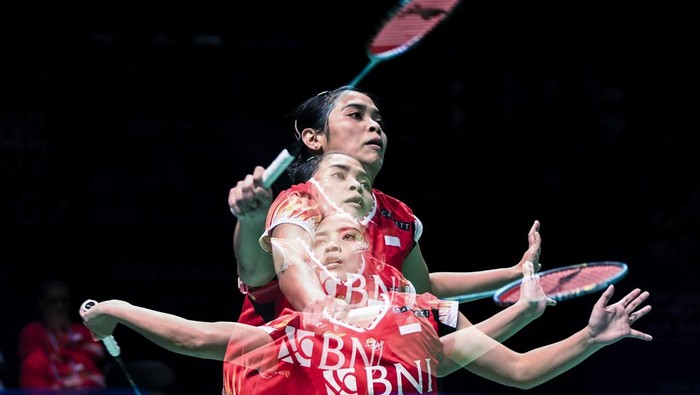 Foto multipel exsposure pebulu tangkis tunggal putri Indonesia Gregoria Mariska Tunjung mengembalikan kok ke arah pebulu tangkis Korea Selatan Sim Yu Jin dalam semifinal Piala Uber 2024 di Chengdu Hi Tech Zone Sports Center Gymnasium, Chengdu, China, Sabtu (4/5/2024). Gregoria menang 21-15, 21-13 dan tim Indonesia unggul sementara 1-0 atas Korea Selatan. ANTARA FOTO/Galih Pradipta/wpa.