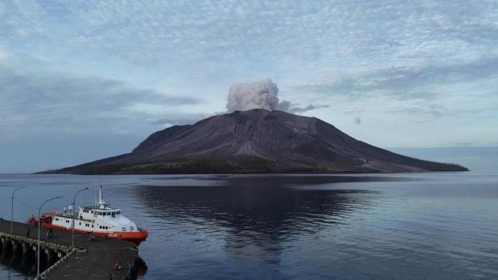 Foto udara kondisi Gunung Ruang yang mengeluarkan asap dari kawah terlihat dari Pelabuhan Tagulandang, Kabupaten Kepulauan Sitaro, Sulawesi Utara, Sabtu (4/5/2024).Pusat Vulkanologi dan Mitigasi Bencana Geologi (PVMBG) melaporkan status Gunung Ruang masih dalam status awas atau level IV dan kegempaan masih didominasi oleh tremor menerus sehingga penduduk yang bermukiman  di wilayah Tagulandang masuk dalam radius enam kilometer agar segera dievakuasi ke tempat aman.ANTARA FOTO/Andri Saputra/wpa.