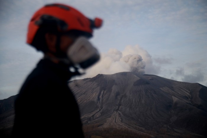 Foto udara kondisi Gunung Ruang yang mengeluarkan asap dari kawah terlihat dari Pelabuhan Tagulandang, Kabupaten Kepulauan Sitaro, Sulawesi Utara, Sabtu (4/5/2024).Pusat Vulkanologi dan Mitigasi Bencana Geologi (PVMBG) melaporkan status Gunung Ruang masih dalam status awas atau level IV dan kegempaan masih didominasi oleh tremor menerus sehingga penduduk yang bermukiman  di wilayah Tagulandang masuk dalam radius enam kilometer agar segera dievakuasi ke tempat aman.ANTARA FOTO/Andri Saputra/wpa.