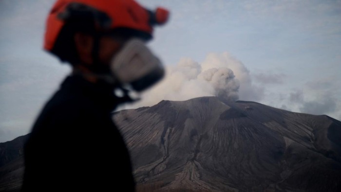 Foto udara kondisi Gunung Ruang yang mengeluarkan asap dari kawah terlihat dari Pelabuhan Tagulandang, Kabupaten Kepulauan Sitaro, Sulawesi Utara, Sabtu (4/5/2024).Pusat Vulkanologi dan Mitigasi Bencana Geologi (PVMBG) melaporkan status Gunung Ruang masih dalam status awas atau level IV dan kegempaan masih didominasi oleh tremor menerus sehingga penduduk yang bermukiman  di wilayah Tagulandang masuk dalam radius enam kilometer agar segera dievakuasi ke tempat aman.ANTARA FOTO/Andri Saputra/wpa.